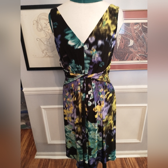 Tahari Dresses & Skirts - NWT Tahari sleeveless dress, twist detail at waist, floral size M, has stretch